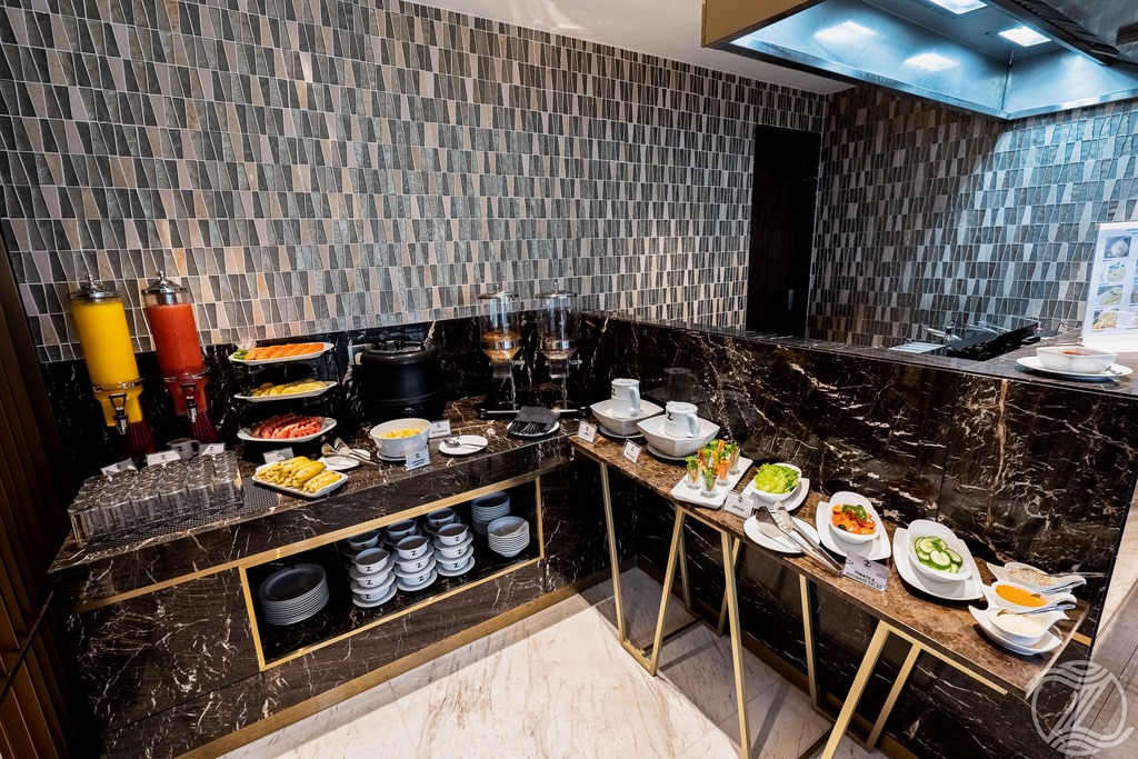 Best hotels in Colombo - Zest Metropole offers a premium breakfast buffet with fresh food and elegant dining.